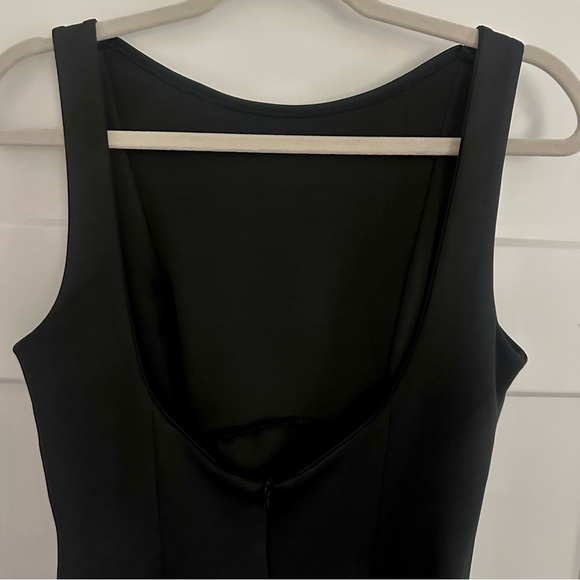Elegant Black Sleeveless Dress - Picture 2 of 13
